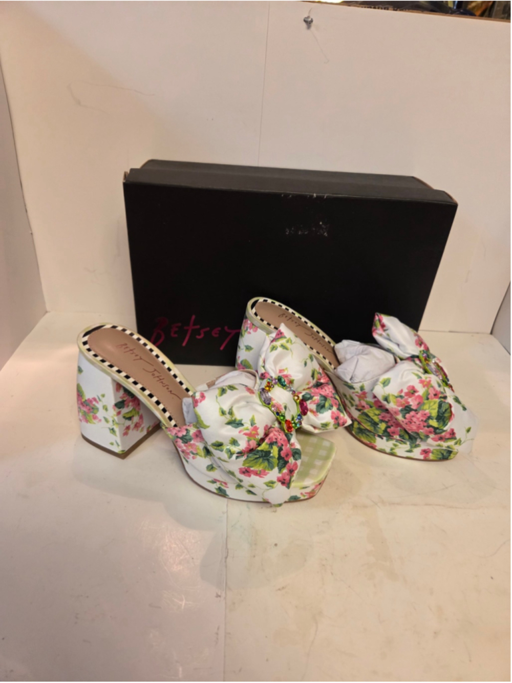 Women's Betsey Johnson Floral Heels Size 7 White Pink